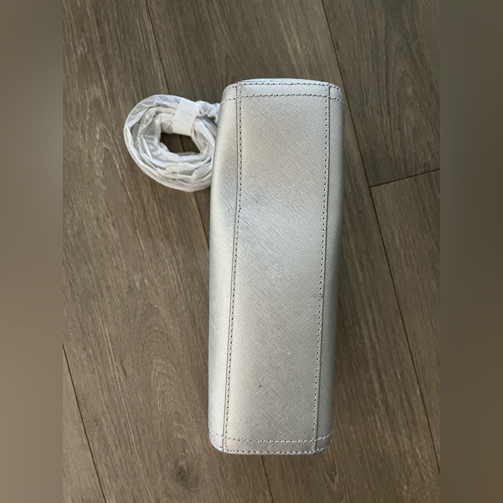 NWT Lo & Sons Pearl Saffiano Leather Silver Crossbody Bag Retails $300 - Picture 10 of 14